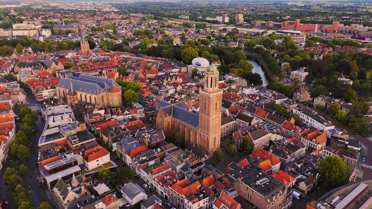 Veduta con drone all'ora d'oro sul centro storico di Zwolle con il Peperbus, la Grote Kerk, tetti rossi, canali verdi e i quartieri circostanti nei Paesi Bassi