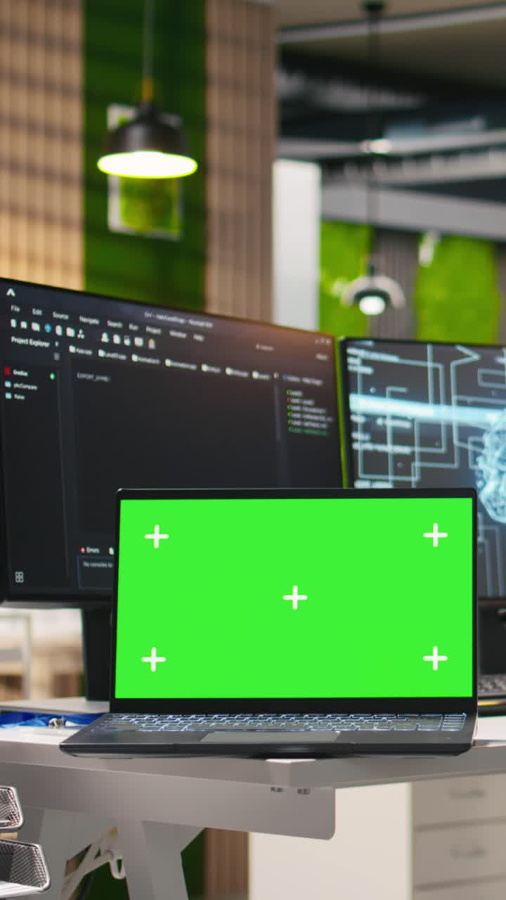 Video verticale. Notebook con schermo chroma key in uno spazio di lavoro di startup del settore IA.