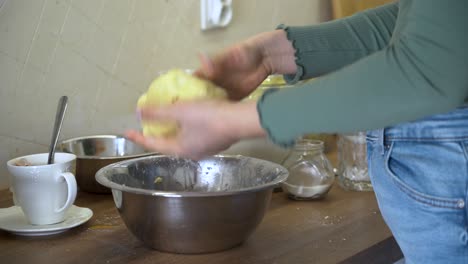 la mujer está amasando la masa en la cocina