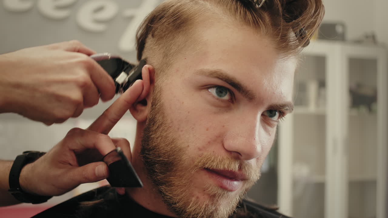 con el cabello peinado