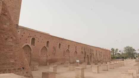 Toma-Panorámica-Desde-Los-Restos-De-La-Antigua-Mezquita-Hasta-El-Minarete-De-La-Mezquita-Koutoubia