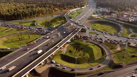 Luftaufnahme-Eines-Autobahnkreuzes-Mit-Verkehrswegen-In-Moskau.