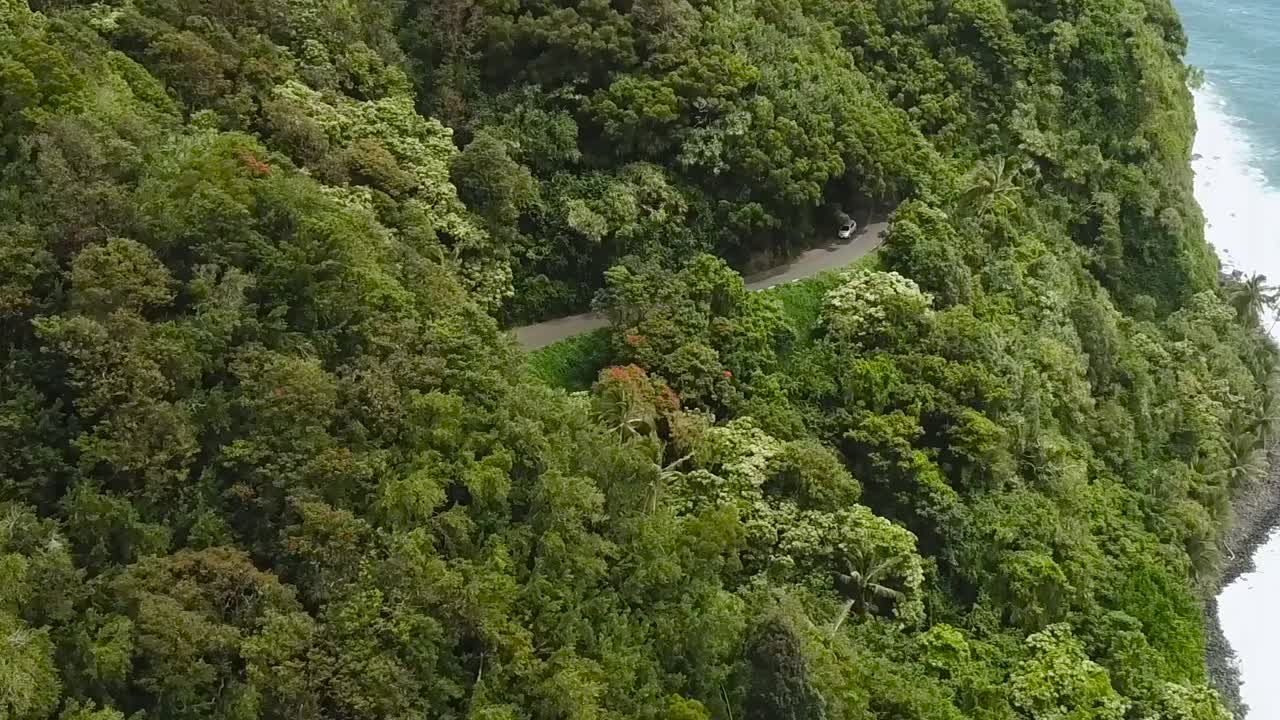 dron carretera aérea a hana hawaii coche junto a la playa olas