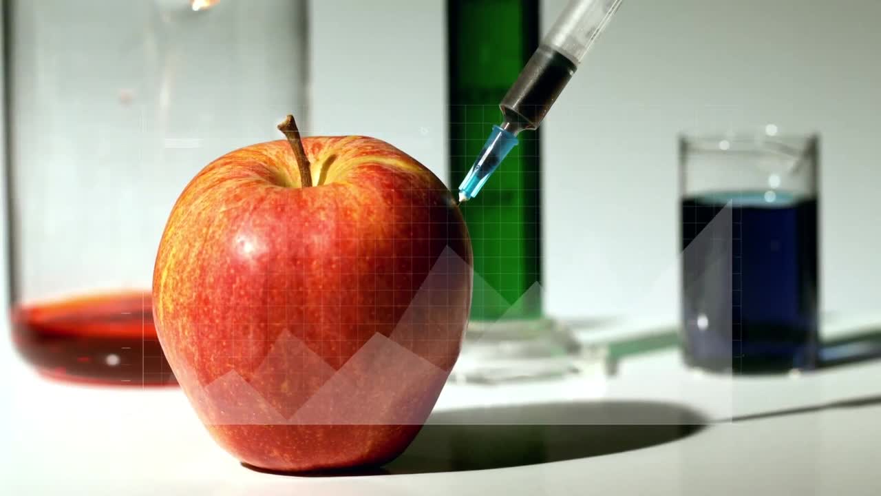 animación de gráfico de líneas moviéndose en bucle sobre la inyección de productos químicos en la manzana roja en la mesa en el laboratorio
