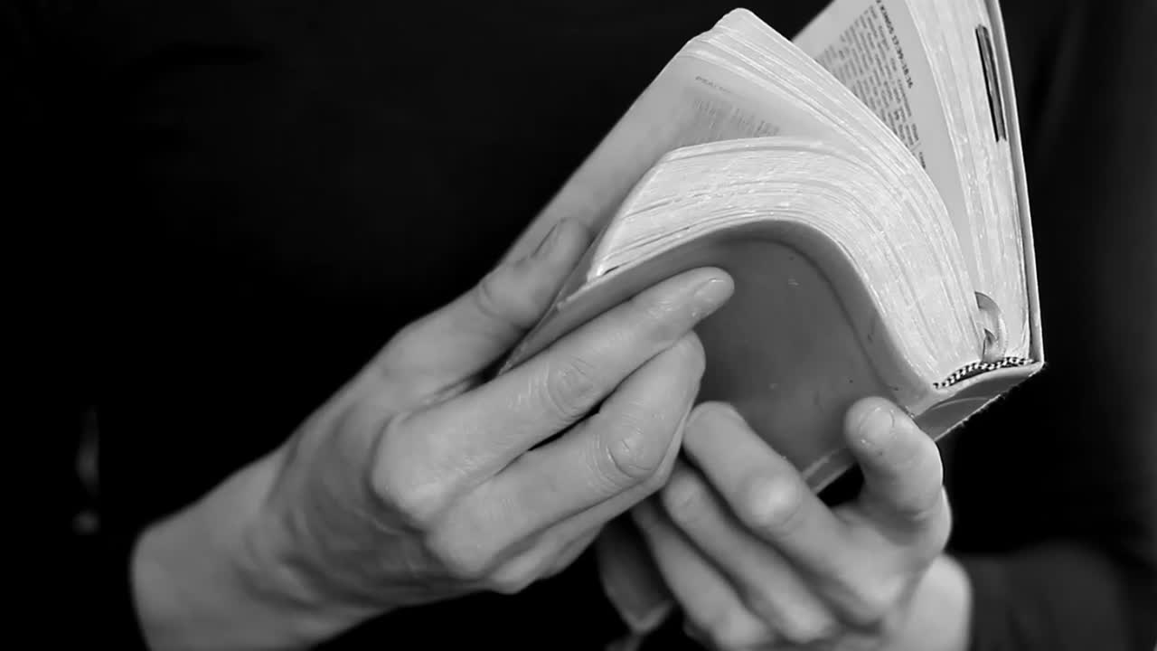 pregare a dio con le mani insieme con la bibbia su sfondo bianco con la gente stock video stock footage