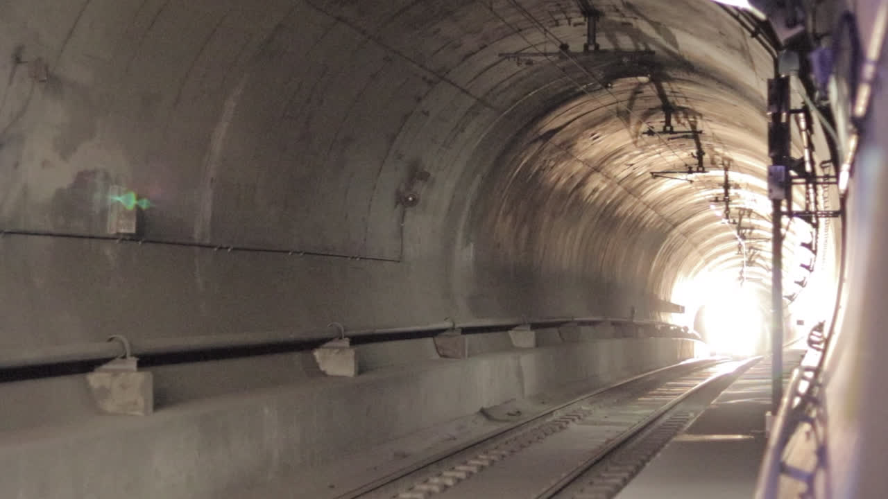 tren en un túnel subterráneo