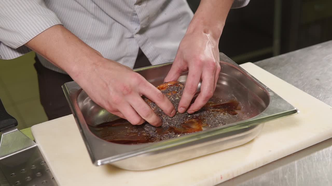 chef preparando un asado marinado