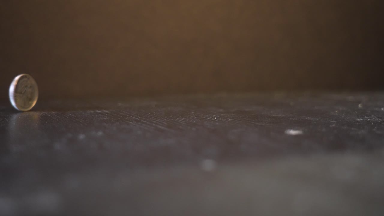 rallentatore, velocità aumentata per mostrare una monetina che gira