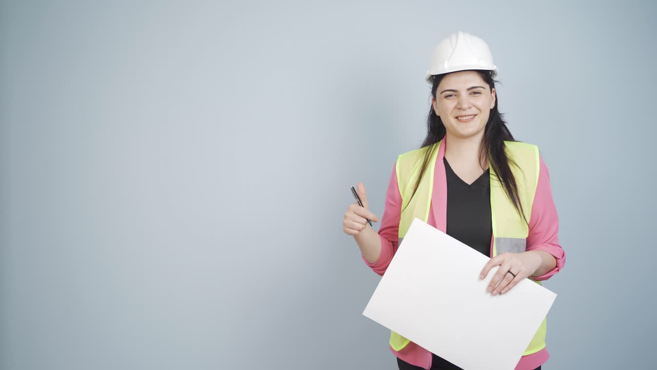 el ingeniero presenta el proyecto.