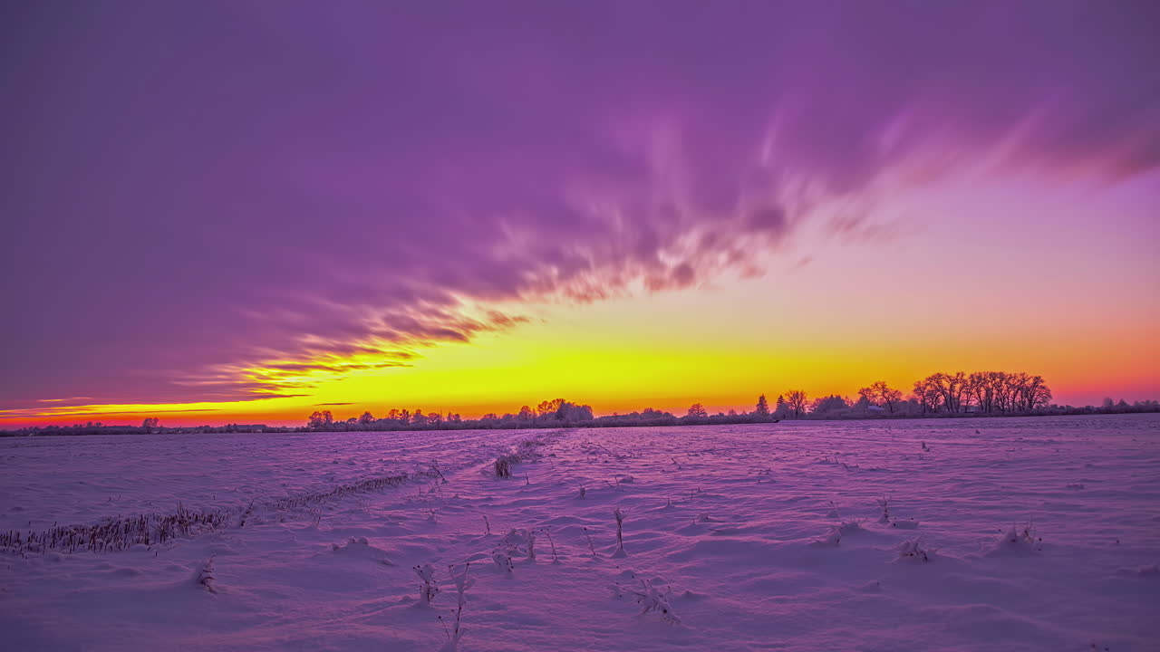 일찍 아침 해가 뜨고 구름이 겨울에 움직이는 눈 풍경