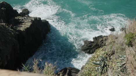 在晴朗的夏天,海浪撞擊的岩石海岸線