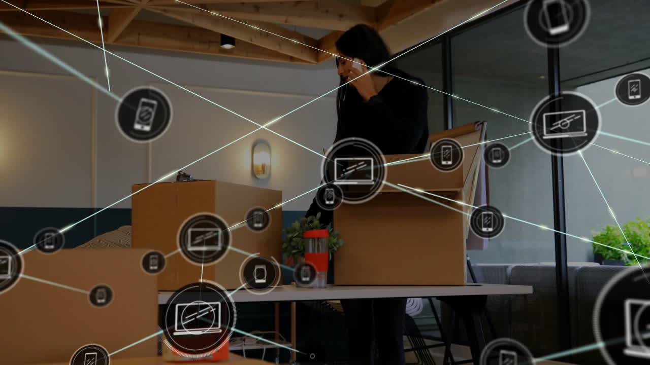 사무실에 상자를 가진 다양한 사업가들에 대한 아이콘과 연결 네트워크의 애니메이션