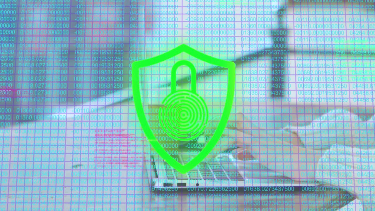 animación del procesamiento de datos y el candado sobre las manos usando computadora portátil
