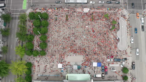 antena de arriba hacia abajo de una gran multitud de manifestantes que ocupan el centro de la ciudad