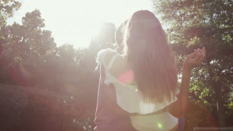 pareja caucásica disfrutando de su tiempo juntos en un jardín