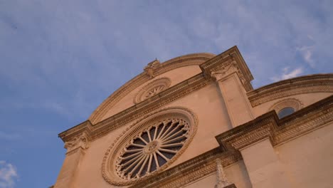 Catedral-Contra-El-Telón-De-Fondo-De-Un-Cielo-Azul