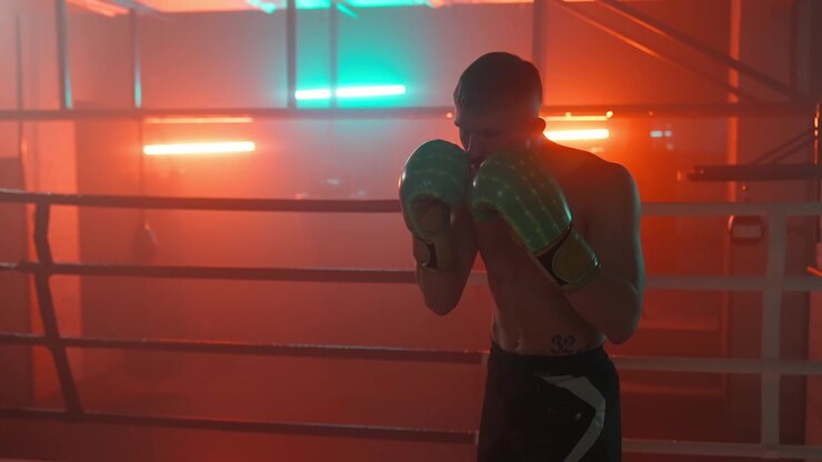 Boxeadores haciendo sparring en un ring de boxeo oscuro y atmosférico con luces de neón