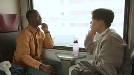 amigos hablando en el tren