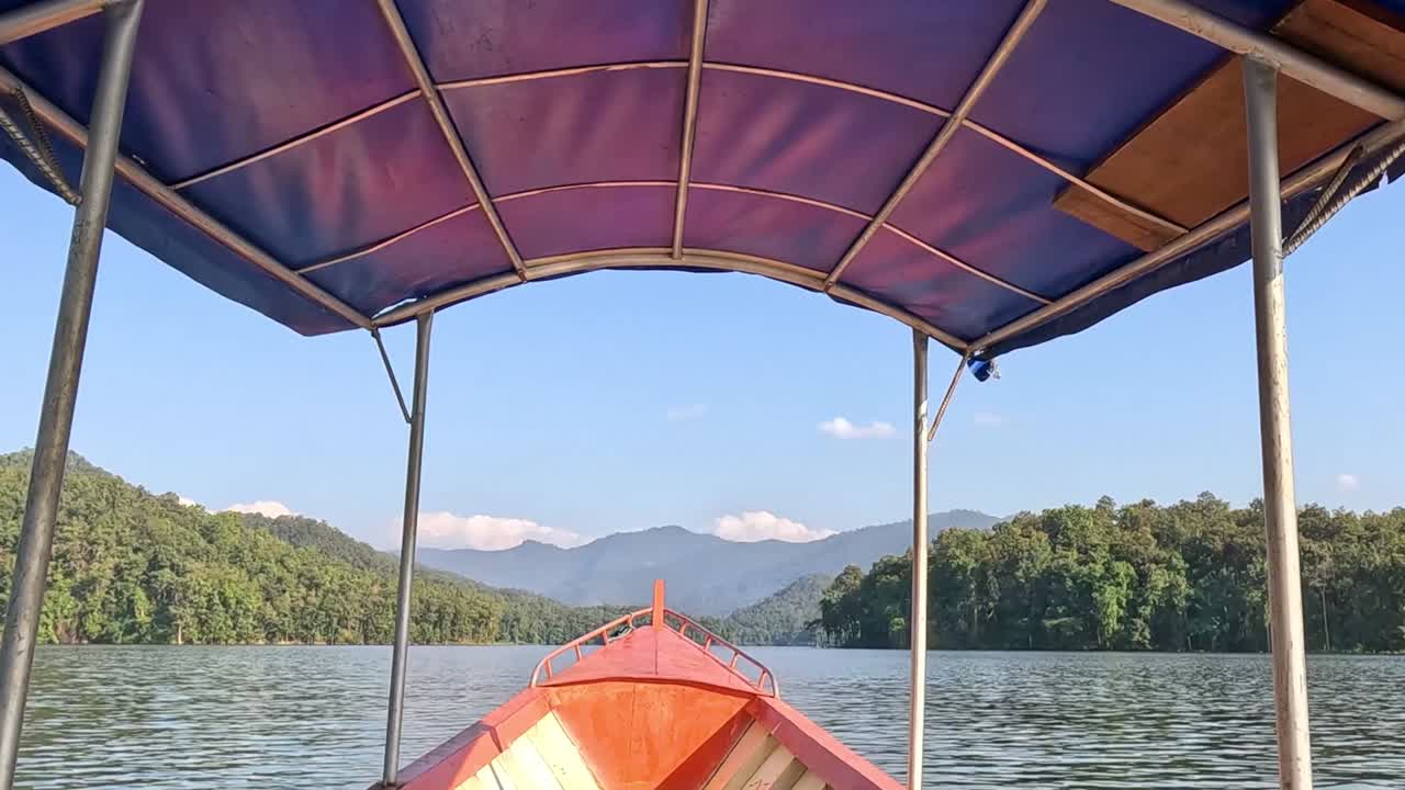 조용 하고 그림 같은 호수 를 가로질러 보트 여행