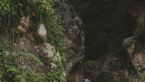 Acantilados-Escarpados-Con-Pequeña-Cascada-Y-Piscina-Natural-En-Mata-De-Maize-Spa,-Polo,-Provincia-De-Barahona,-República-Dominicana