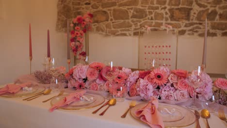 cena de boda en el granero interior con decoración de flores rosadas, muñeca cinematográfica