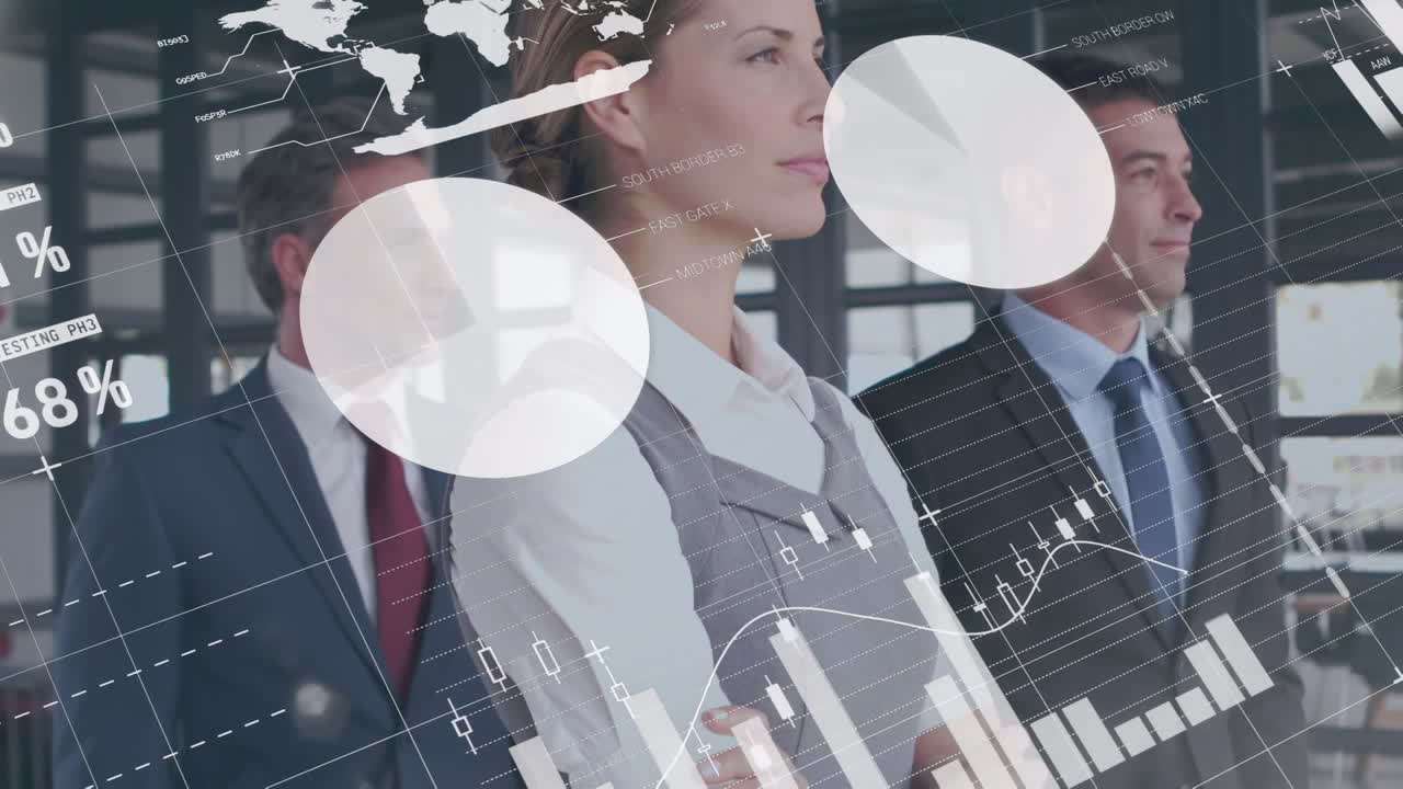 анимация обработки статистических данных против группы разнообразных бизнесменов, стоящих в офисе