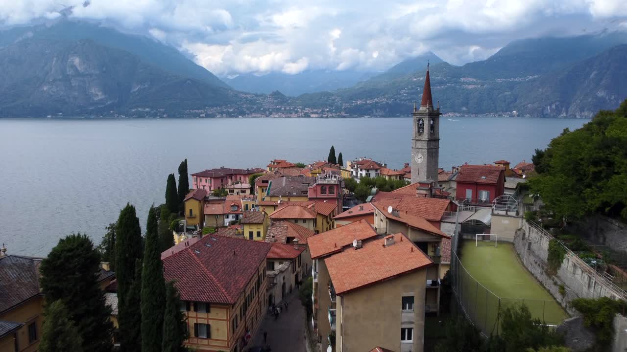 disparo de drones volando sobre varenna en el lago de como