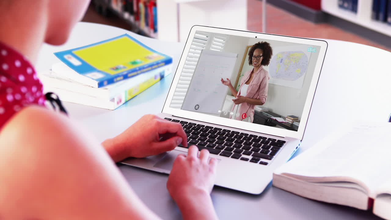 Alumna caucásica usando una computadora portátil en una videollamada con una maestra
