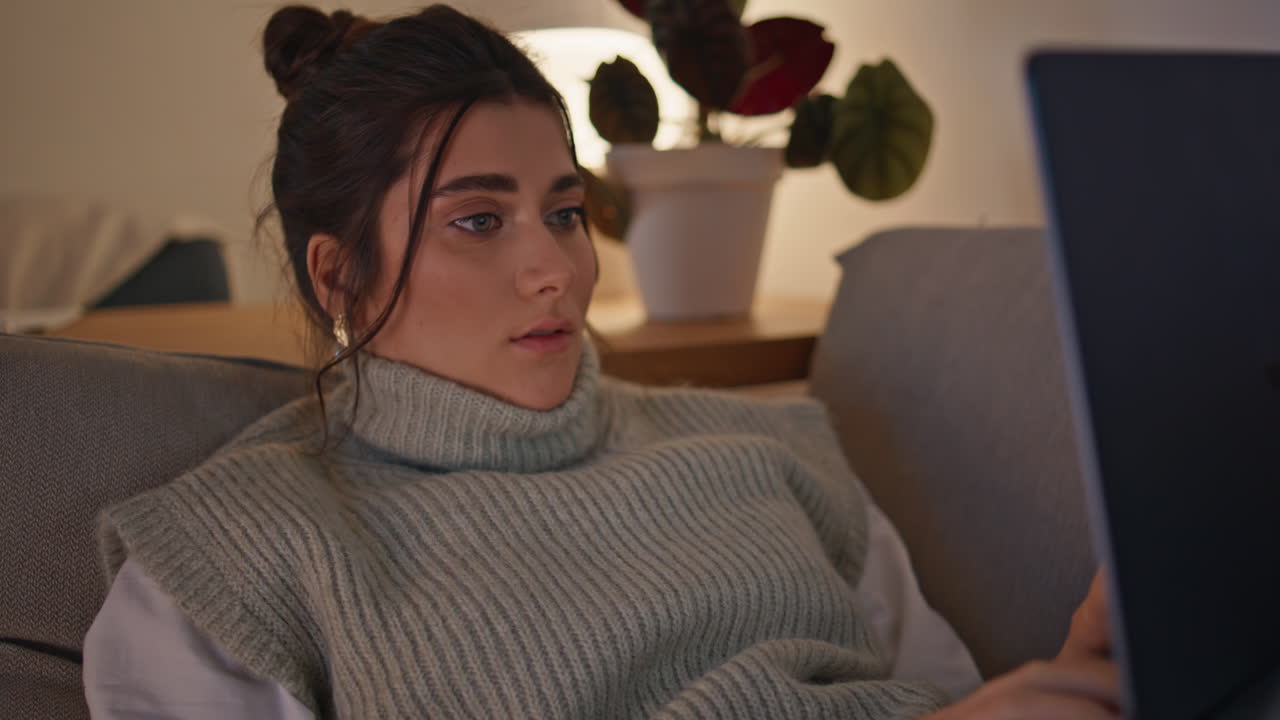 늦은 프리랜서 문자 컴퓨터 집에서 소파에 누워있는 클로즈업 여성 휴식