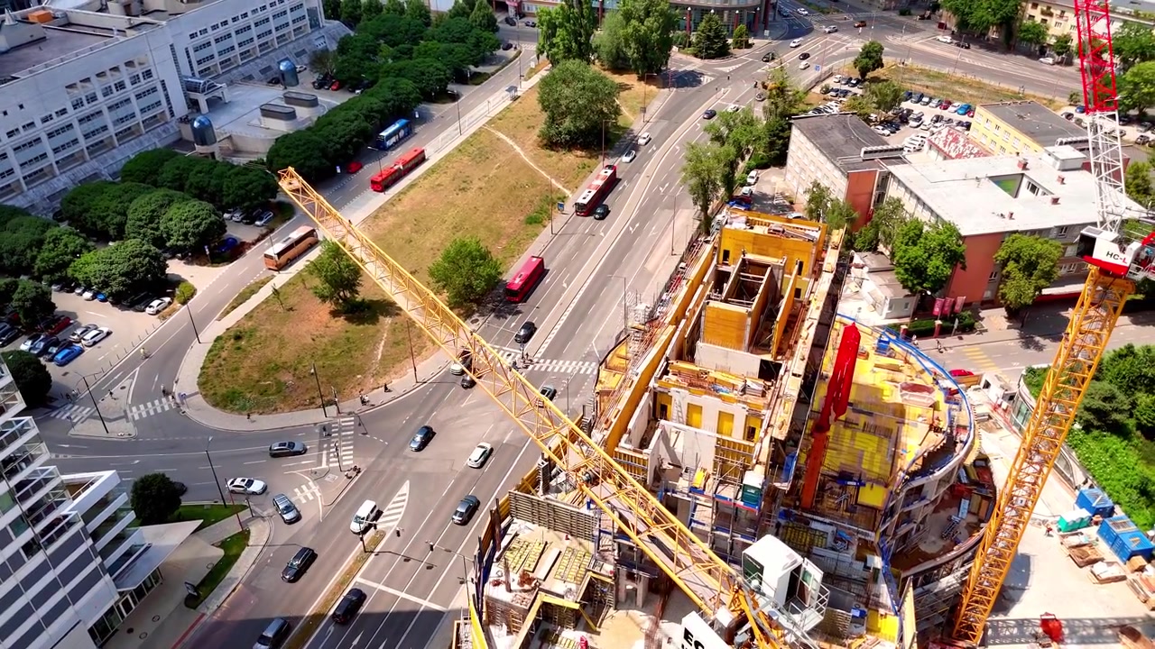 Bratislava, Eslovaquia, 2 de junio de 2026: Vista elevada de una zona de construcción en el centro de Bratislava, Eslovaquia. Muestra un rascacielos en crecimiento junto a una concurrida intersección vial y vegetación urbana.