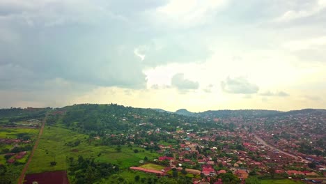 Vista-Aérea-De-Njeru-Al-Atardecer-En-El-Distrito-De-Buikwe,-Uganda