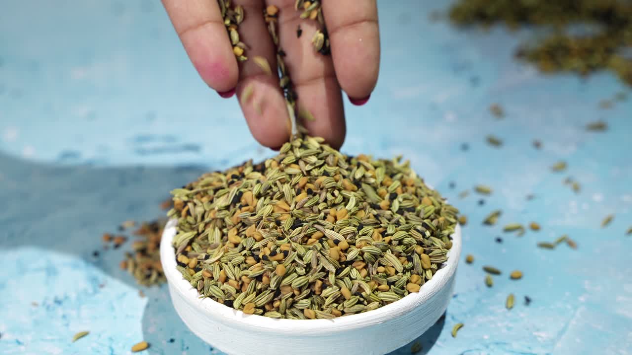 panch phoron es una mezcla de especias entera, originaria de la parte oriental de la india y utilizada en las cocinas de la india oriental y el noreste de la india.