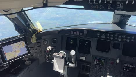 Im-Inneren-Eines-Modernen-Jet-Cockpits:-Eine-Einzigartige-Perspektive-Vom-Kapitänssitz-Während-Eines-Echten-Fluges,-Reiseflughöhe-12.000-M-Hoch