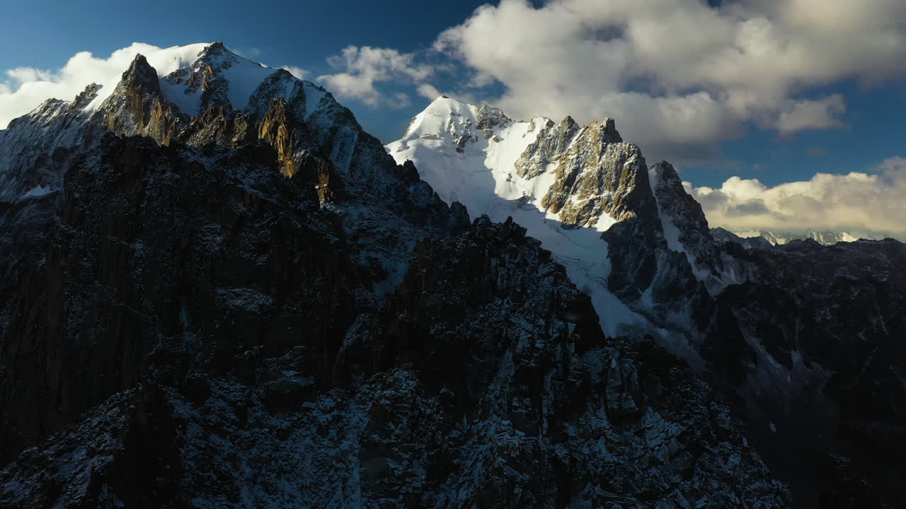 épica rotación reveladora toma de drones de un gran pico en el glaciar ak-sai en kirguistán