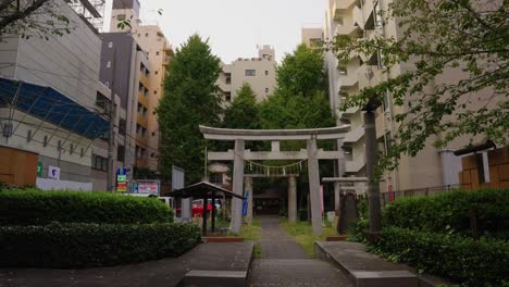 barrio de tokio en el área suburbana, puerta de piedra torii entre apartamentos