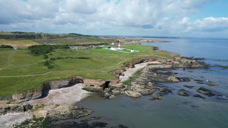 Luftdrohnenaufnahme-Des-Souter-Leuchtturms-Und-Der-Meeresküste-Von-Sunderland-Im-Nordosten-Englands