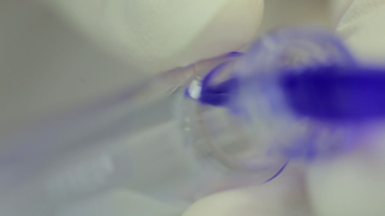 primer plano de una pluma y un tubo de laboratorio