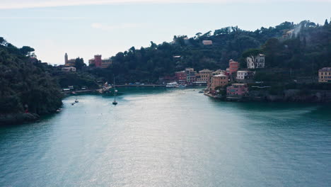 Pequeña-Entrada-Al-Puerto-Del-Famoso-Portofino-Con-Coloridas-Casas-Junto-Al-Mar.