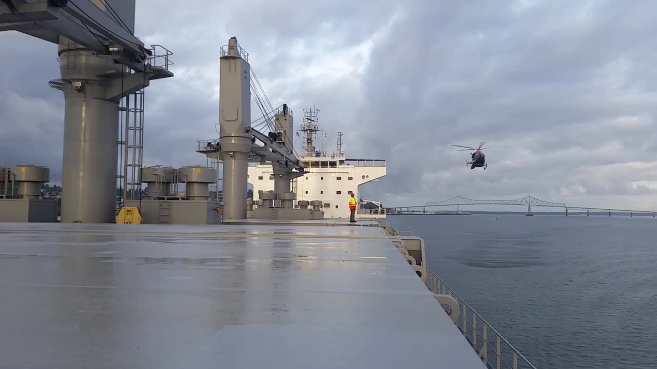 선박이 해로를 시작하는 동안 헬리콥터로 조종사 하선 준비