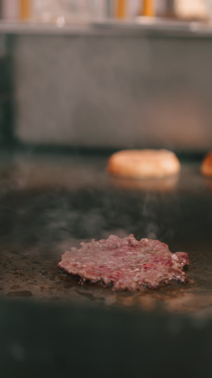 그릴 위에서 햄버거를 요리하는 것