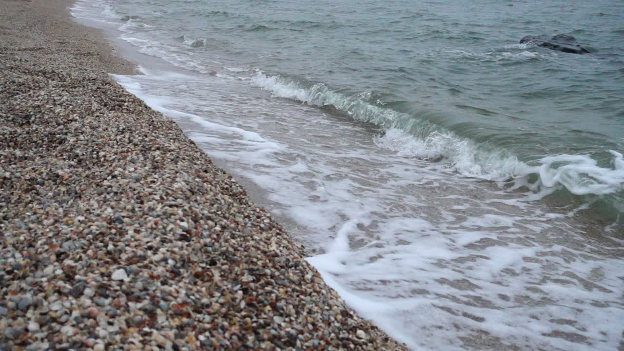 Sjø. Sakte film. Opptak på stranden