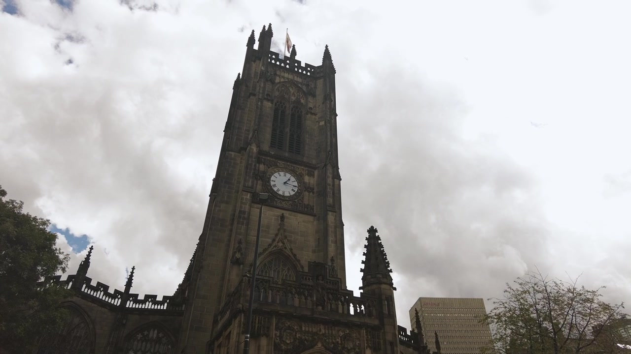 Menara lonceng Katedral Manchester pada hari yang berawan gelap