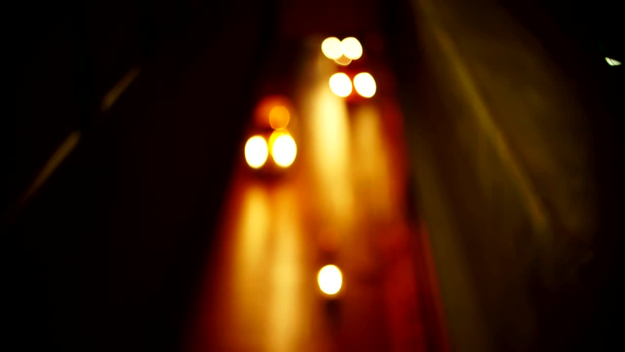 imagen de fondo desfocalizando el coche de luz por la noche. 4k