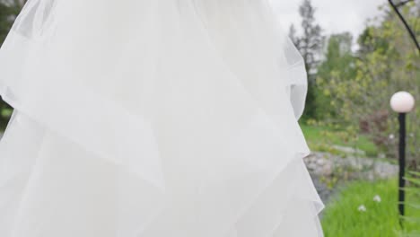 hermoso vestido de novia blanco colgando