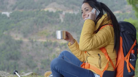 mujer caminante feliz en el teléfono