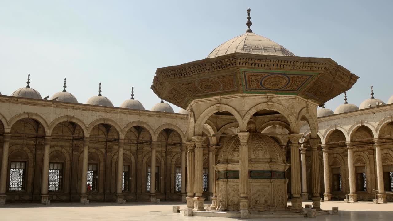 pan del patio de la mezquita de alabastro en el cairo, egipto