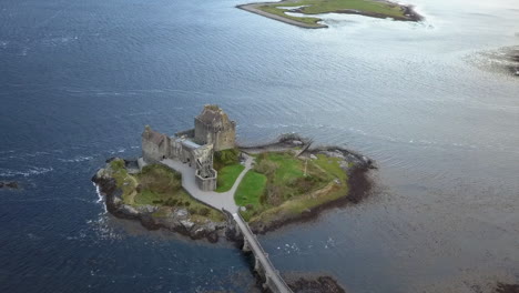 Vista-Aérea-Del-Castillo-De-Eilean-Donan-En-Una-Pequeña-Isla-En-Loch-Duich