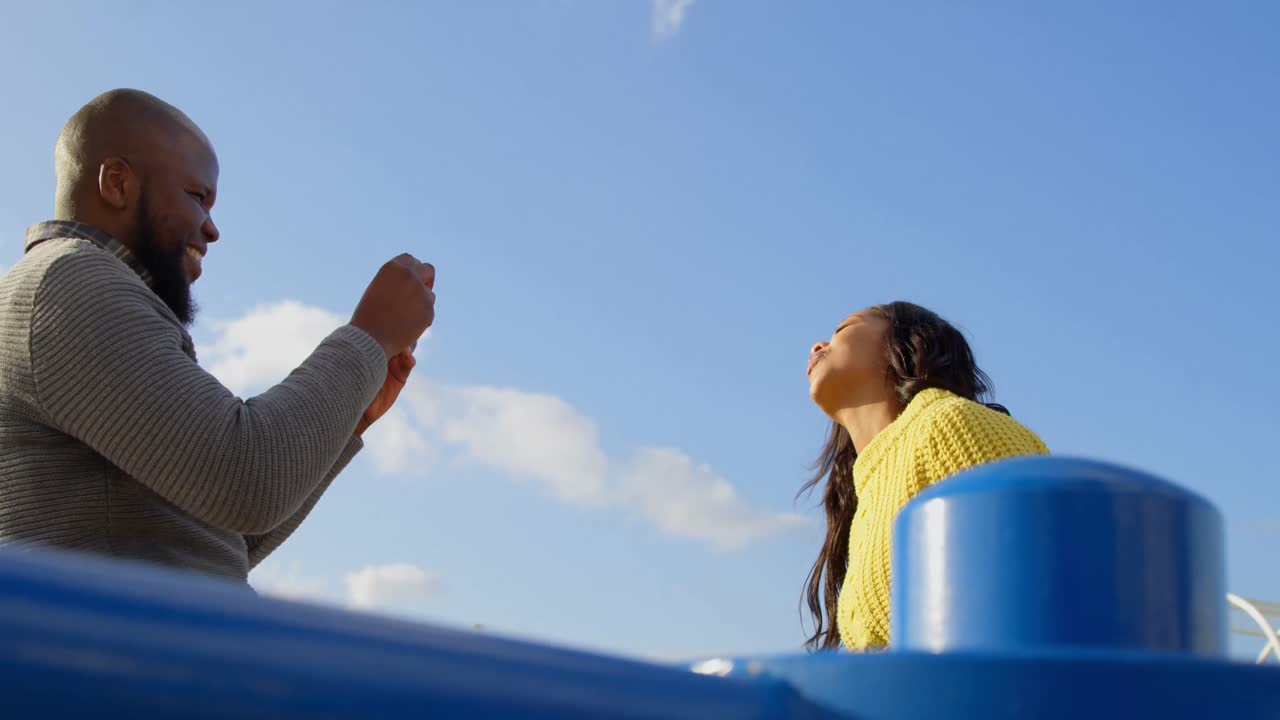 pareja tomando una foto con un teléfono móvil en un día soleado 4k