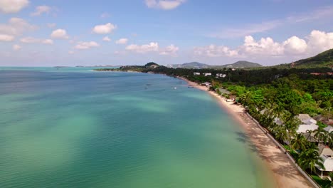 Imágenes-De-Dron-De-4k-De-La-Playa-En-Mae-Nam-En-Koh-Samui-En-Tailandia,-Incluidos-Resorts-Frente-Al-Mar-Con-Hermosas-Nubes-En-El-Cielo-Y-Agua-Cristalina-Verde-Azulado