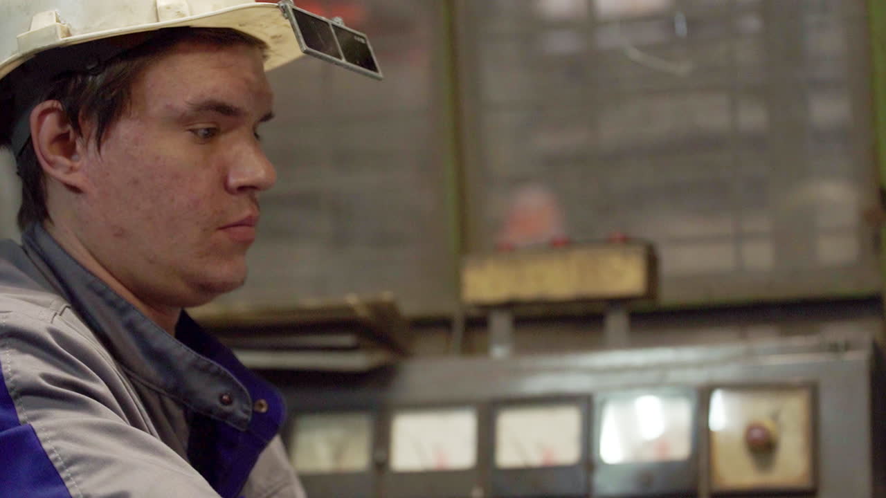 trabajador de fábrica en un entorno industrial